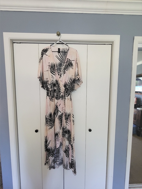MINKPINK Dresses & Skirts - MINKPINK Lg Blush Maxi Dress with Black Palm Print